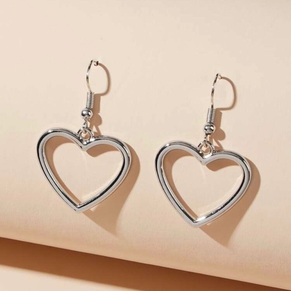 3/$30 🤍 Dainty Heart Drop Earrings - Picture 2 of 4